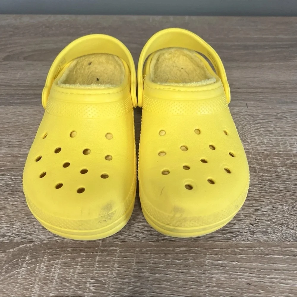 Crocs Youth J2 Fleece-Lined Classic Clogs Yellow | Kids Slip-On Shoes - Picture 2 of 7